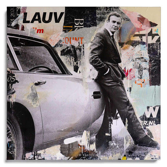 Licenced Troubleshooter von Michiel Folkers – Pop Art Leinwandbild mit Sean Connery als James Bond und Collage-Hintergrund ohne Rahmen