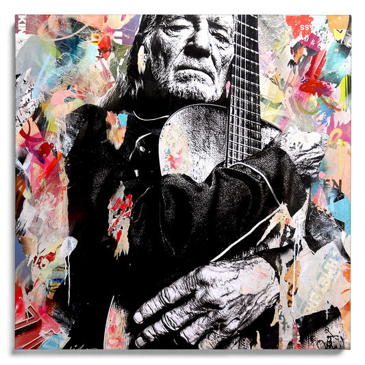 Schwarz-weißes Portrait eines älteren Mannes, der eine Gitarre umarmt, vor einer farbenfrohen Pop-Art-Collage