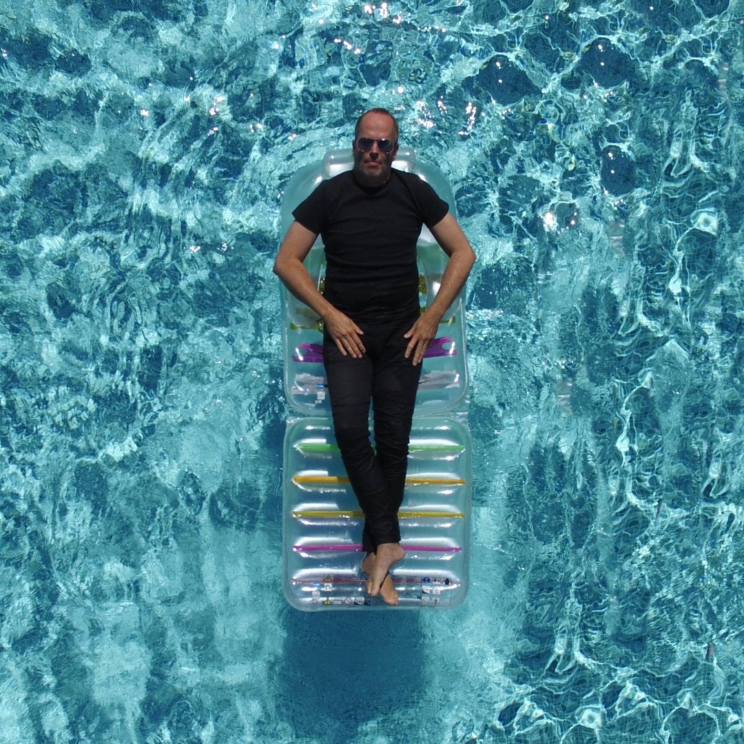 Fotograf Marcus Cederberg auf einer Luftmatratze im Wasser
