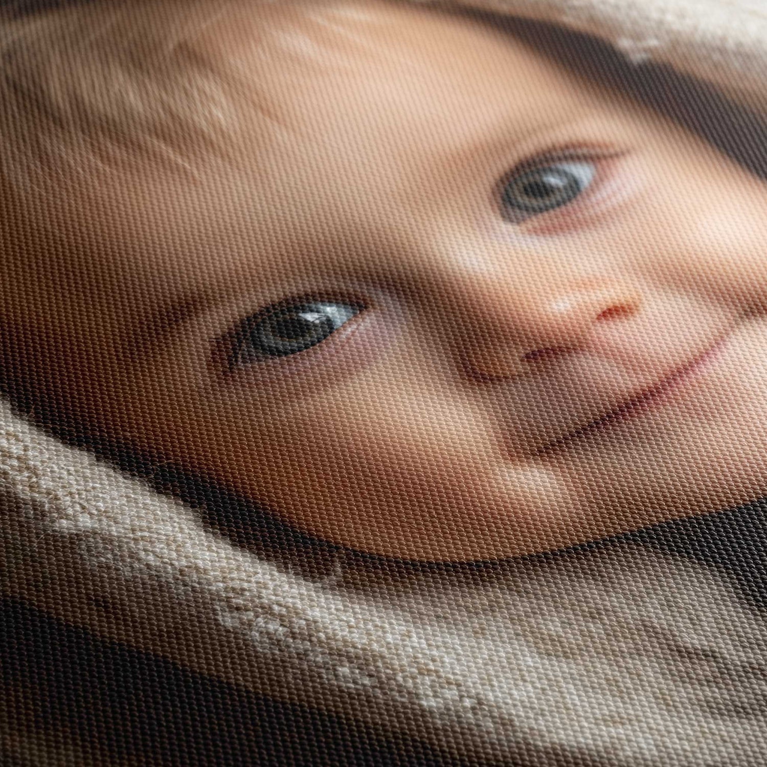 Nahaufnahme eines gedruckten Babyfotos auf hochwertiger 260 g/m² Canvas-Leinwand mit sichtbarer Leinwandstruktur.