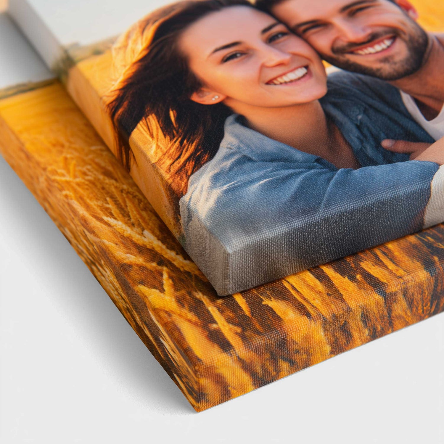 Seitenansicht von zwei bedruckten Leinwandrahmen in 2 cm und 4 cm Stärke, mit sichtbarer Canvas-Struktur und einem Foto eines lächelnden Paares.